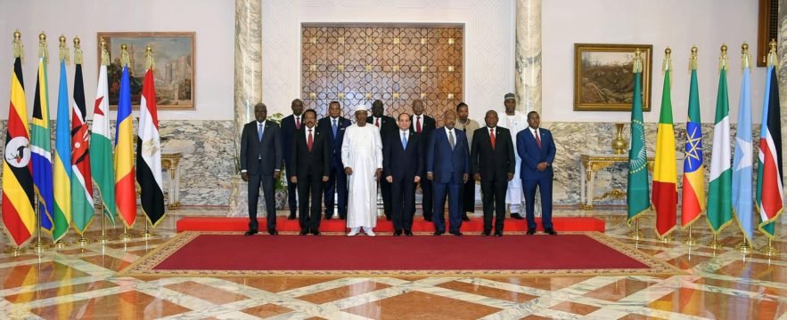 الرئيس المصري عبد الفتاح السيسي يلتقط صورة مع رؤساء العديد من الدول الإفريقية خلال قمة تشاورية لمناقشة التطورات في السودان وليبيا ، في القاهرة ، مصر في 23 أبريل 2019 (رويترز)