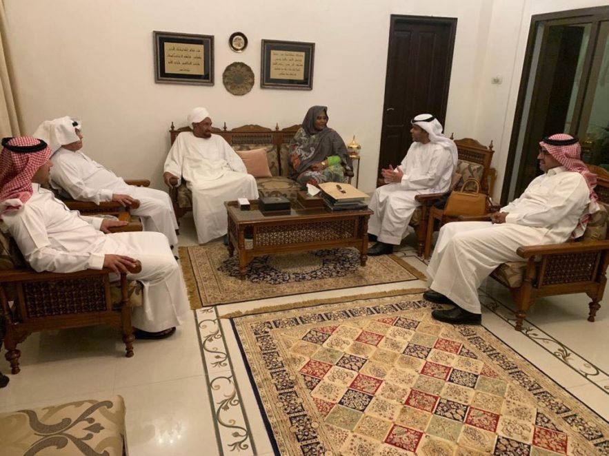 لقاء جمع رئيس حزب الأمة الصادق المهدي ونائب مع سفيرا السعودية والأمارات