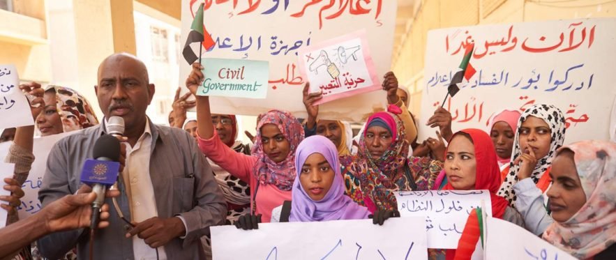 عاملون في قطاع الإذاعة والتلفزيون (ديفيد دغنر/Getty)