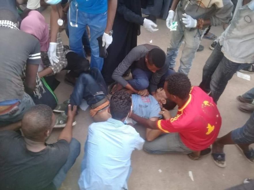 محتجين حول أحد المصابين من قوات الدعم السريع . 15 مايو 2019