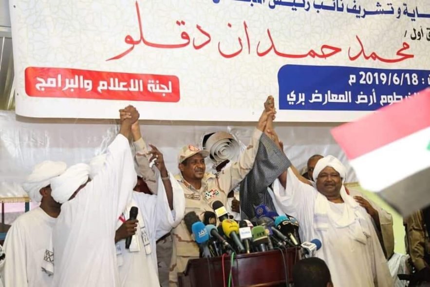نائب رئيس المجلس العسكري وقائد مليشيا الدعم السريع محمد حمدان (حميدتي) يتحدث في لقاء مع الإدارات الأهلية بالخرطوم . 18 يونيو 2019