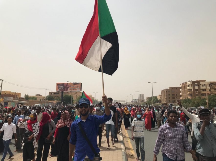 متظاهرون يهتفون في مسيرة للمطالبة بتسليم السلطة للمدنيين خلال مظاهرة في الخرطوم 30 يونيو 2019. صورة ل(رويترز)