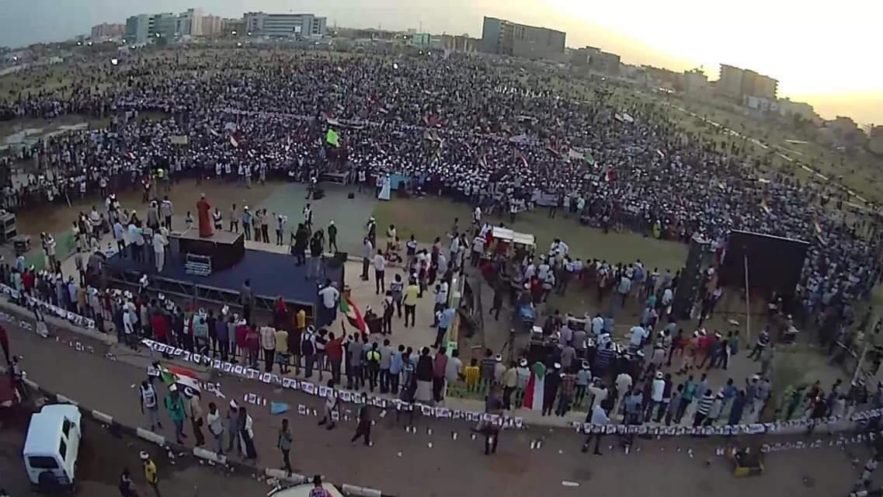 حشد لسودانيين في ساحة الحرية بالخرطوم . 18 يوليو 2019