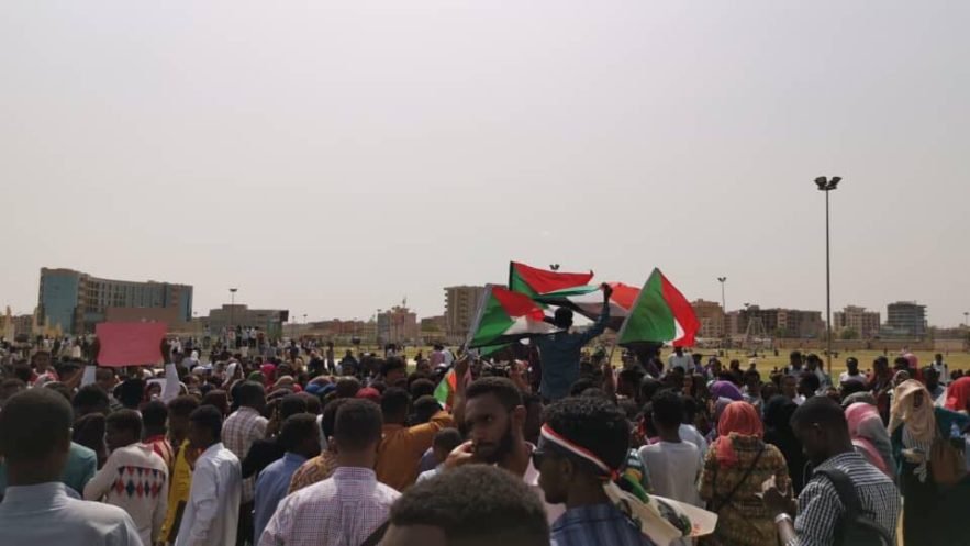 محتجين في ساحة الحرية، شرقي العاصمة الخرطوم . 18 يوليو 2019