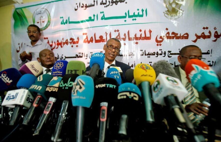 رئيس لجنة التحقيق السودانية فتح الرحمن سعيد (وسط) يعقد مؤتمرا صحفيا حول مقتل المتظاهرين ، في الخرطوم. صورة ل(أ ف ب)