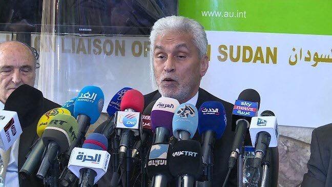 الوسيط الإفريقي، محمد الحسن ولد لبات يتحدث في مؤتمر صحفي بالخرطوم