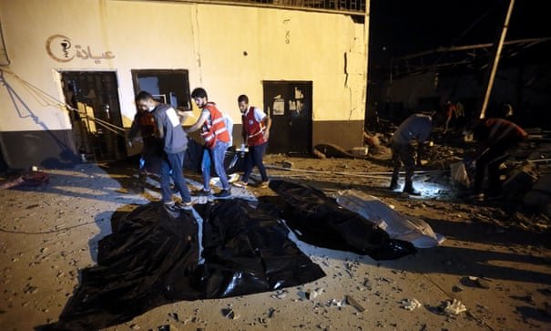 عمال الطوارئ يستخرجون جثث بعد غارة جوية أسفرت عن مقتل 40 شخصًا وإصابة 80 في مركز احتجاز تاجوراء ، شرق طرابلس ، ليبيا. صو ل(وكالة الصحافة الفرنسية)