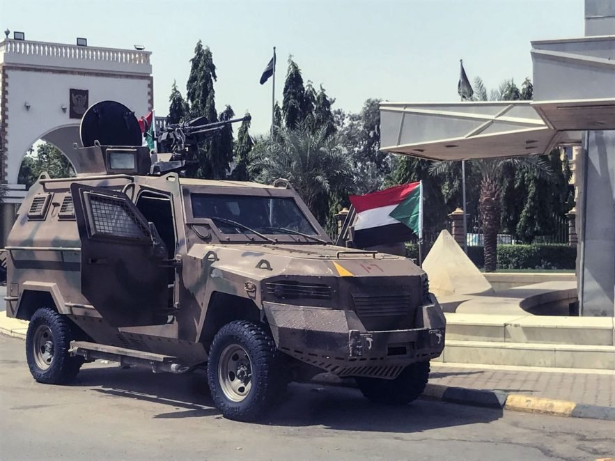 مركبة عسكرية صنع شركة تستخدمها السلطات العسكرية في السودان . صورة ل(ذا غلوب أند ميل)