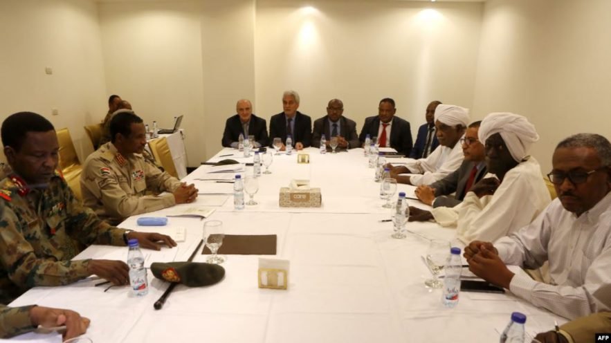 الحرية والتغيير تعلن بدأ تدشين المرحلة النهائية للحوار في الثامن من يناير الجاري جلسة مفاوضات بين المجلس العسكري الحاكم وقياديين في تحالف الحرية والتغيير في الخرطوم