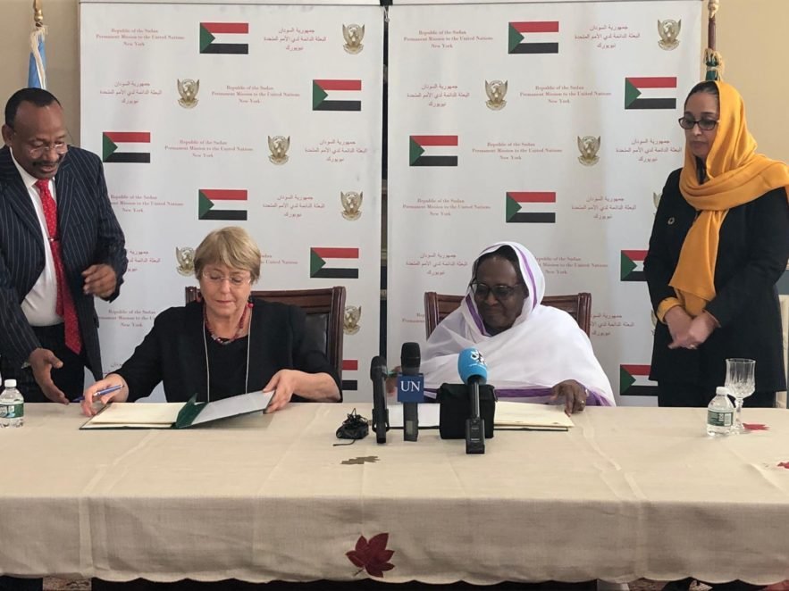 وزيرة الخارجية السودانية أسماء محمد عبدالله ومفوضة الأمم المتحدة السامية لحقوق الإنسان ميشيل باشيليت يوقعان إتفاق لفتح مكتب مفوضية الأمم المتحدة لحقوق الإنسان في السودان . 25 سبتمبر 2019 نيويورك