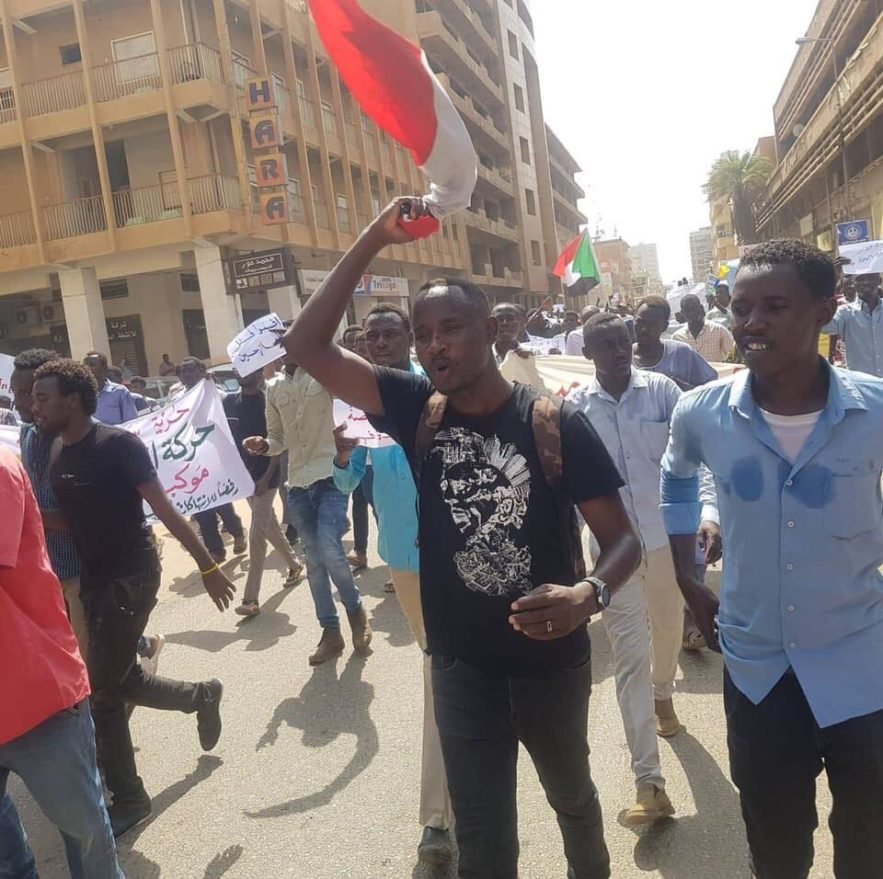 الجمعية الفرانكفونية تندد بقمع احتجاجات سلمية غربي السودان متظاهرون في مدينة نيالا ينددون بالقمع الوحشي للتظاهرات