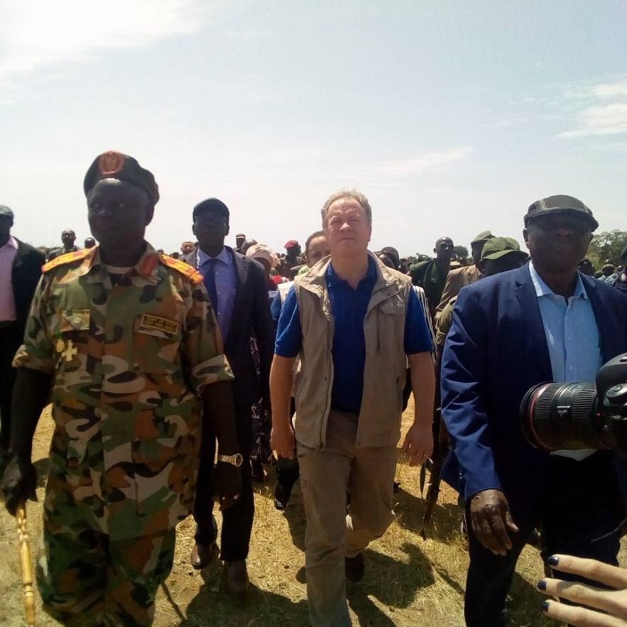 عبدالعزيز الحلو ومدير برنامج الغذاء العالمي ديفيد بيزلي في مدينة كاودا