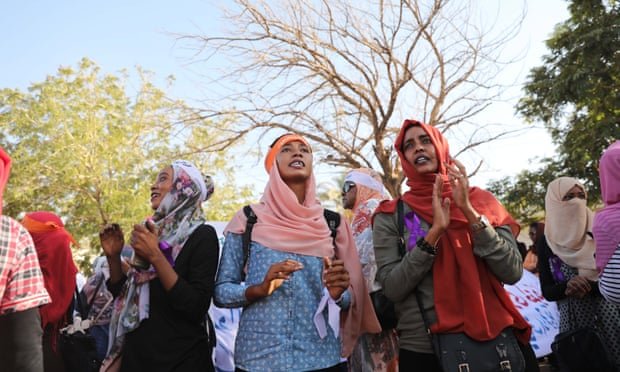 عرض لنساء سودانيات عند إطلاق الوحدة لوقف العنف ضد المرأة في الخرطوم . الصورة: (مروان علي / وكالة حماية البيئة)