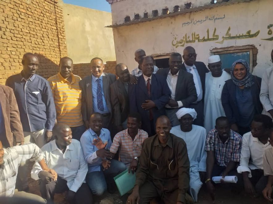 وفد هيئة محامي دارفور مع نازحي معسكر كلمة