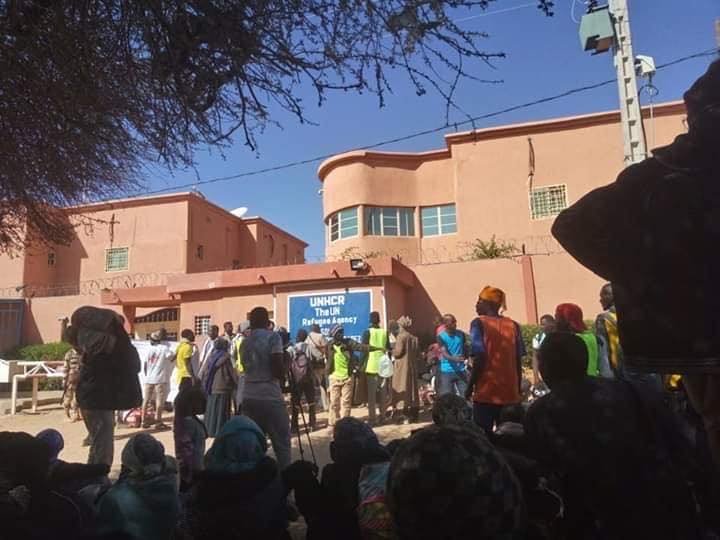 لاجئين سودانيين يعتصمون أمام مفوضية اللاجئين في اغاديز