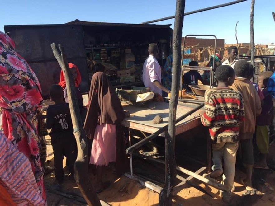 مواطنين بقري الجنينة بعد حرق منازلهم