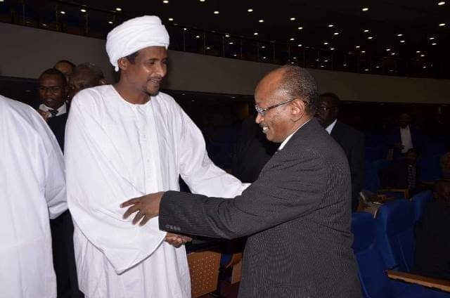 عضو المجلس العسكري محمد حمدان حميدتي واللواء عبدالغفار الشريف