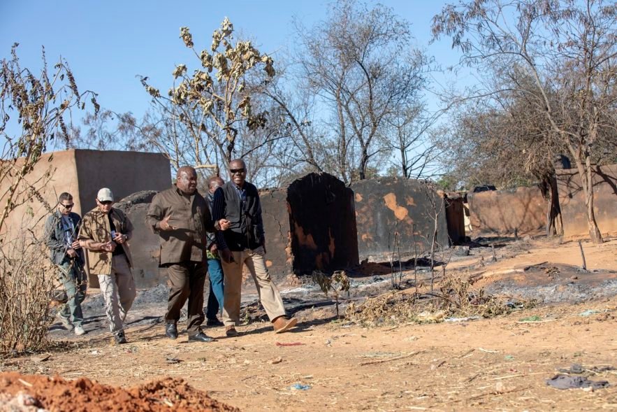 الممثل الخاص المشترك وكبير الوسطاء ببعثة اليوناميد‬⁩، جيريمايا مامابولو يزور معسكر كريندينق للنازحين المهجورفي مدينة الجنينة بولاية غرب دارفور . صورة ل (يوناميد )