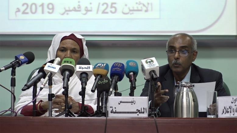 رئيسة لجنة إعادة المفصولين هانم برهان والمتحدث باسم اللجنة رشيد سعيد في مؤتمر صحفي (الجزيرة)
