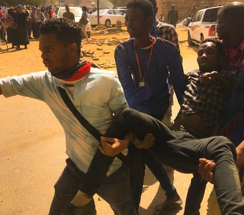إصابة متظاهر في احتجاجات التضامن مع المحالين للصالح العام في القوات المسلحة . 20 فبراير 2020 الخرطوم