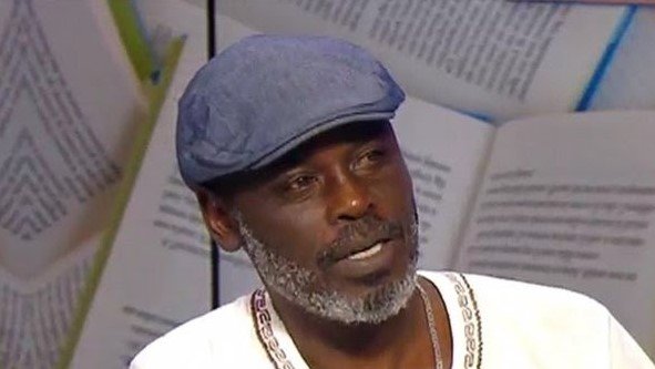 الأديب بركة ساكن يحتفي بـ ”طائرة حبنا“ ويحيي شجاعة الكابتن عبد العزيز بركة ساكن . صورة ل(فرانس 24)