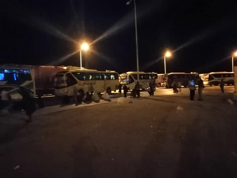 سودانيين عالقين في معبر بين السودان ومصر ، صورة (مواقع التواصل الاجتماعي)