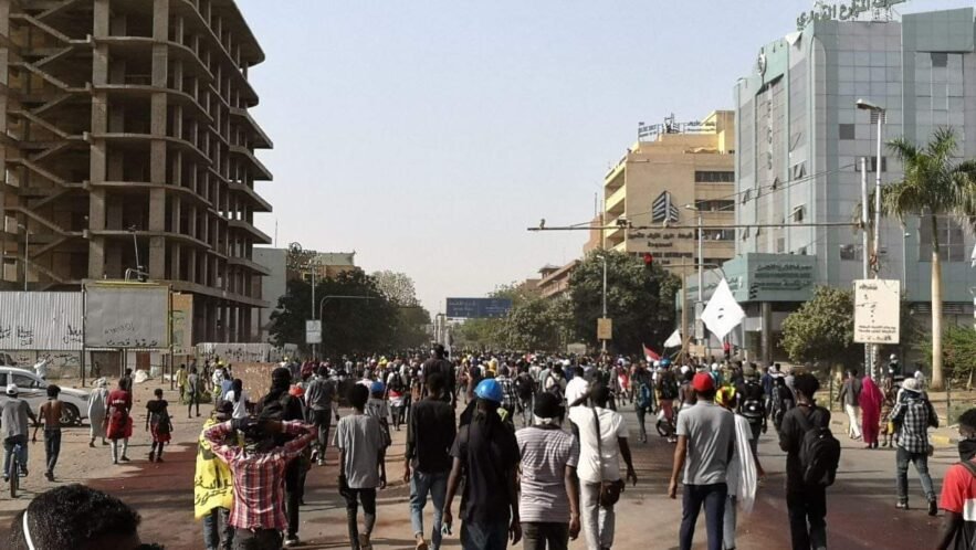 اصابة (26) متظاهراً جراء عنف الأمن في احتجاجات 15 مارس