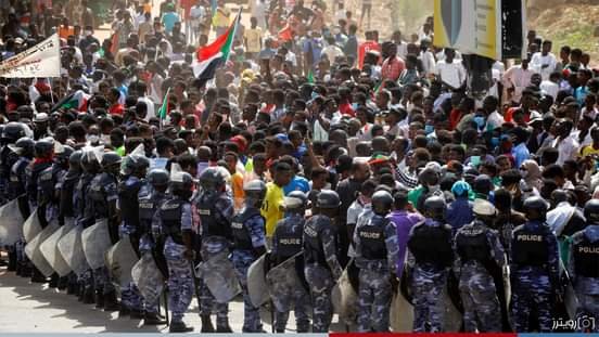 الخرطوم : تلاحم المتظاهرين مع الشرطة في احتجاجات 30 يونيو يؤكد إفتعال الفجوة بينهما