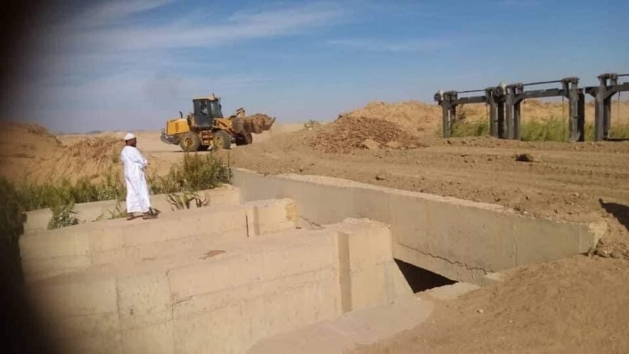 معصتمو أبو حمد يصعدون ويغلقون معابر ناقلات المياه وشركات التعدين