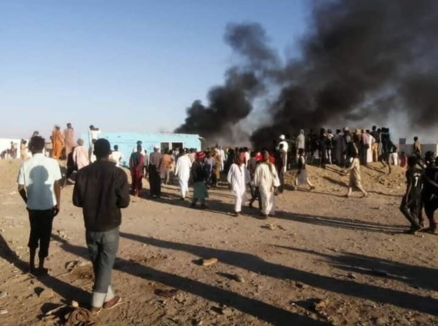 احتراق مبنى حكومي جراء مواجهات بين الشرطة ومواطنين مناهضين للتعدين بالشمالية