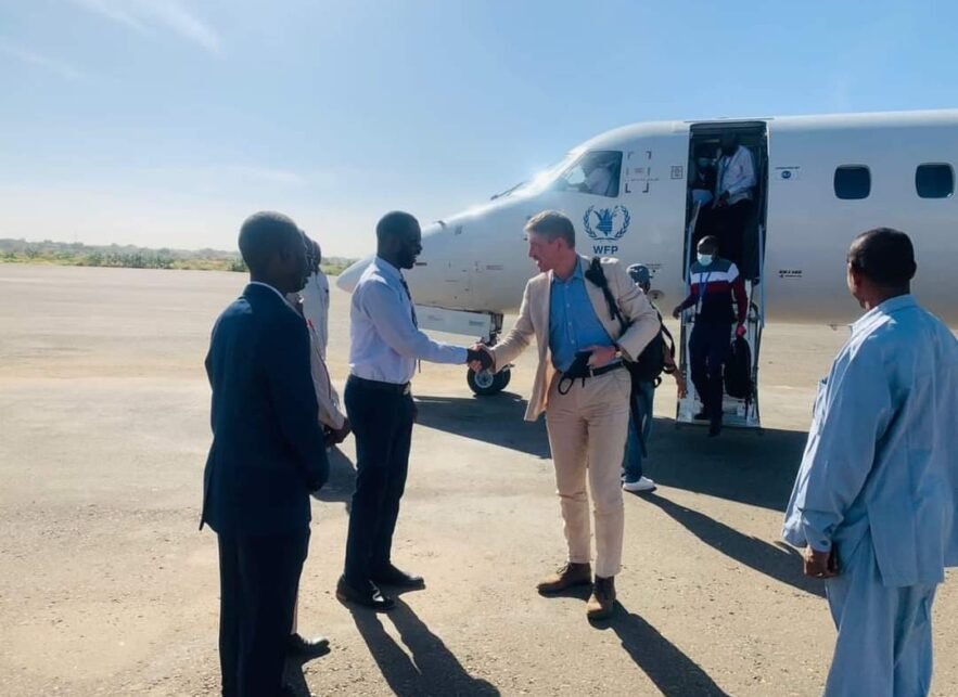 في أولى زياراته.. السفير البريطاني يصل الفاشر ويشدد على عدم الإقصاء