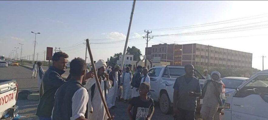 البجا يعلن إغلاق الطريق القومي بورتسودان الخرطوم رفضًا لقرار حكومي