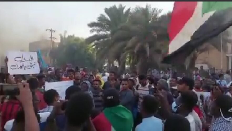 آلاف السودانيين يحيون ذكرى 6 ابريل وسط دعوات لإسقاط الانقلاب