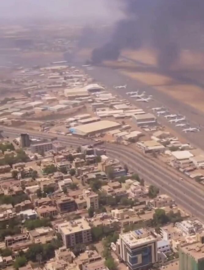 برنامج الأغذية العالمي يعلق عمله بالسودان إثر مقتل موظفين وتضرر طائرة للأمم المتحدة