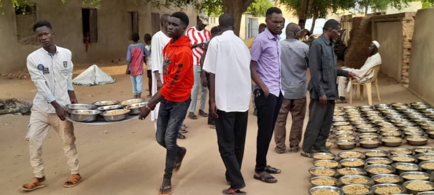 الصليب الدولى يوفر وجبات للنازحين بالفاشر