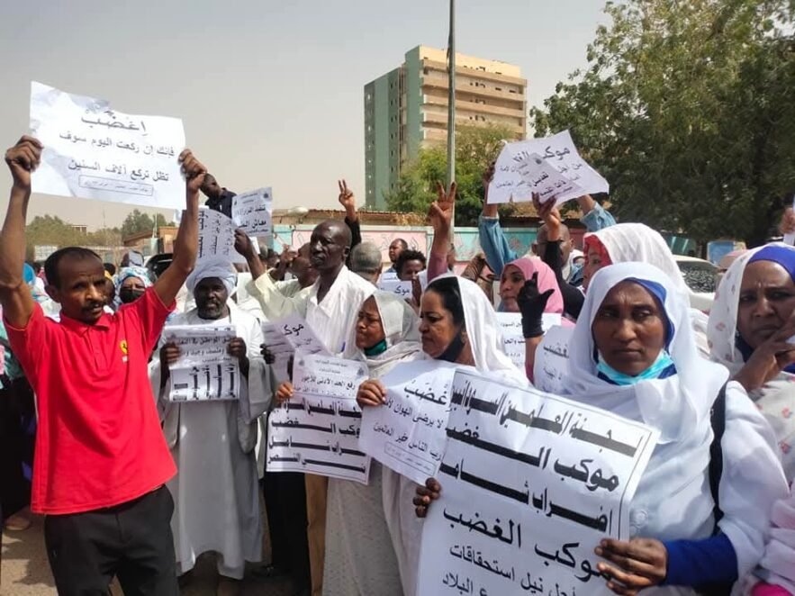 معلم سوداني يعيش على 3 دولارات شهريًا وسط تكلفة معيشة 485 دولارًا