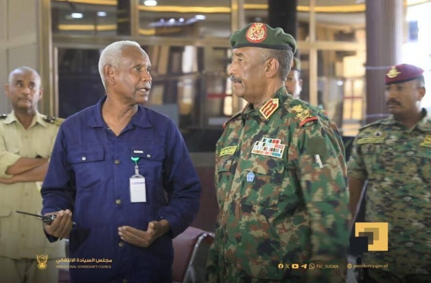 البرهان من مطار الخرطوم: لا عودة للتمرد والسلام لن يكون إلا على أسس وطنية