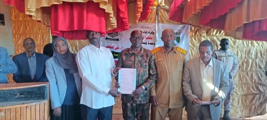 والي الخرطوم يسلم عقودات أراضي بأمبدة ويتوعد المتلاعبين والمخربين