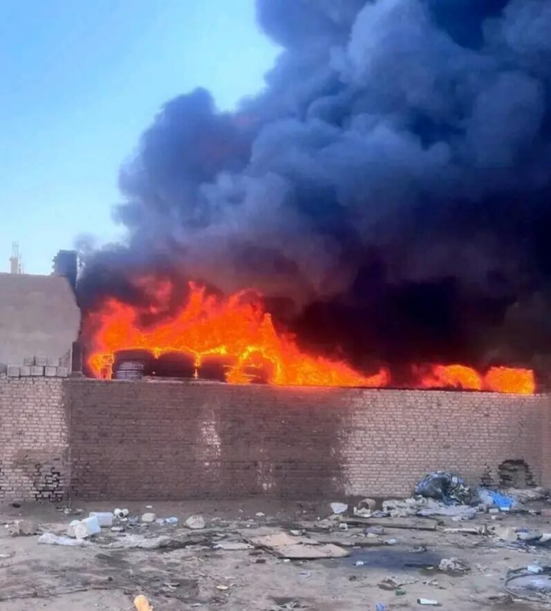 عطبرة : حريق ضخم بمخزن ”لساتك“ يُجدد المطالب بإخلاء الأحياء