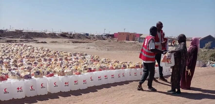 الهلال الأحمر يُنفذ تدخلات إنسانية واسعة لخدمة 420 أسرة نازحة بـ ”العفاض“