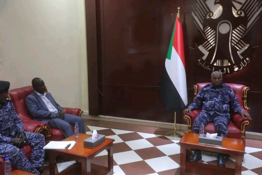 وزير الداخلية ووالي شرق دارفور يبحثان ترتيبات الشرطة وخطط بعد الحرب