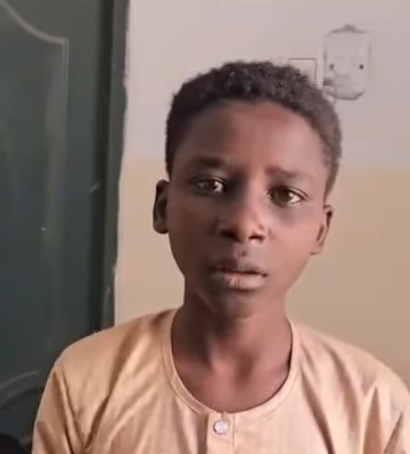 القوة المشتركة تسلّم أربعة أطفال مجندين قسراً إلى الصليب الأحمر