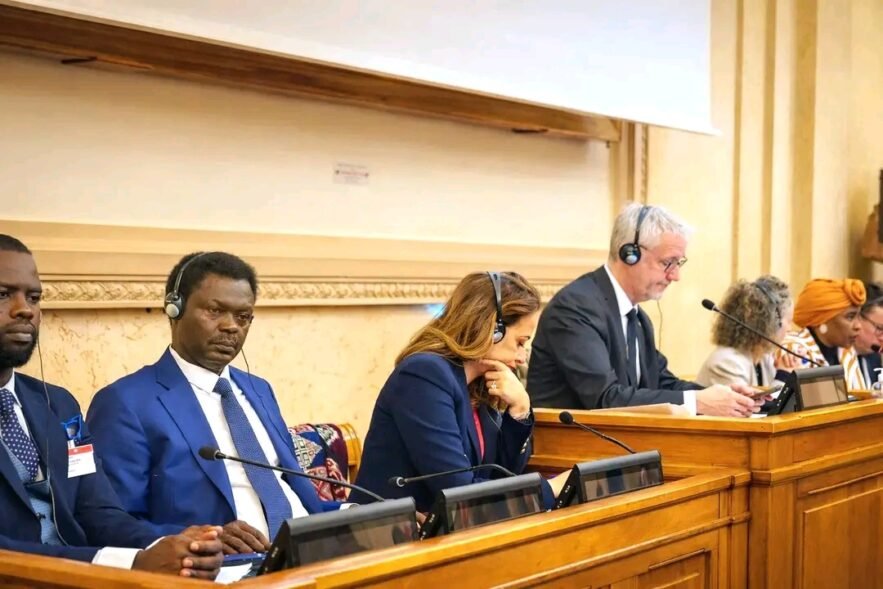 مناوي يعود للبلاد بعد زيارة رسمية لفرنسا ويدعو لوضع الدعم السريع بقائمة الإرهاب