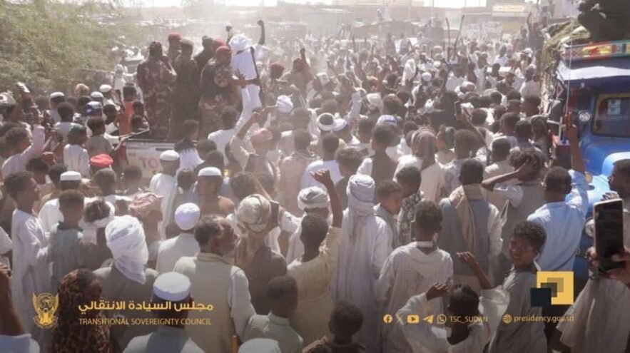 البرهان يزور ”أبو دليق“ ويشيد بصلابة مواطنيها في دحر مليشيا آل دقلو