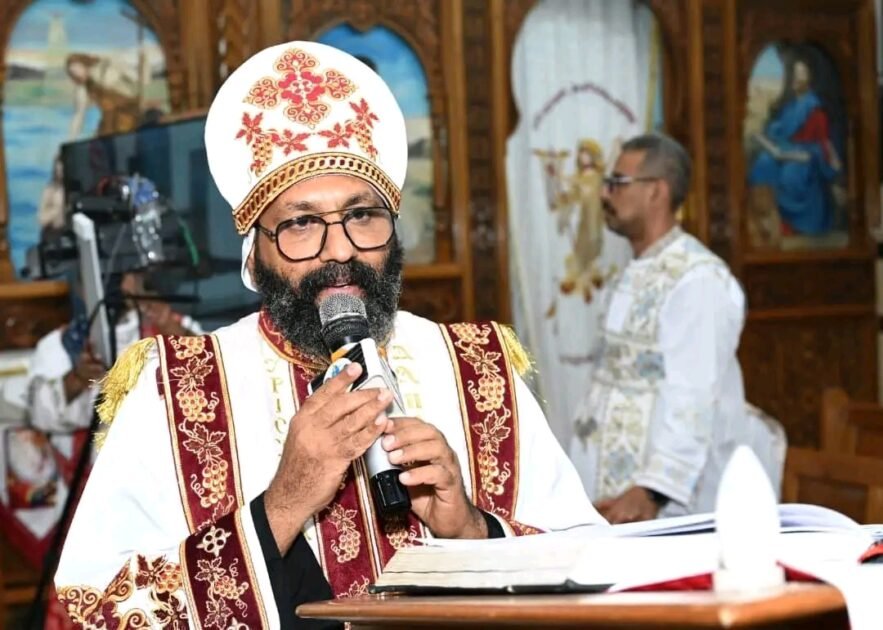 البرهان يزور كنيسة العذراء بالخرطوم مهنئاً المسيحيين بقيم التعايش الديني