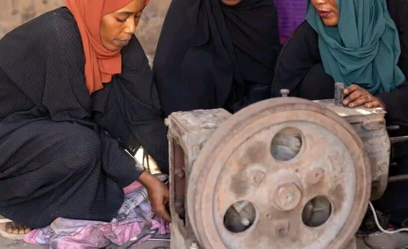 ”7“ فتيات سودانيات يتحدين الحرب والصورة النمطية بمهنة ”الميكانيكا“